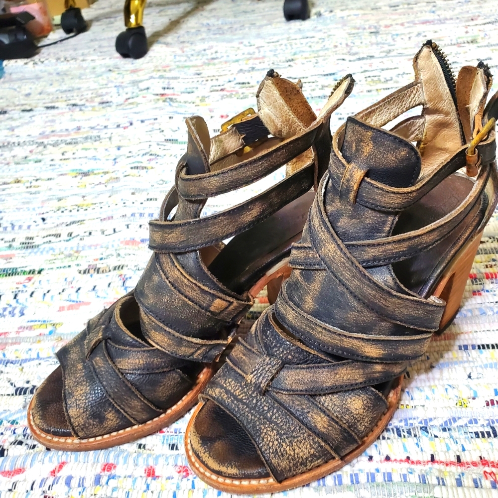 Freebird Claw sandals by Steve Madden, sz 10. Black/brown